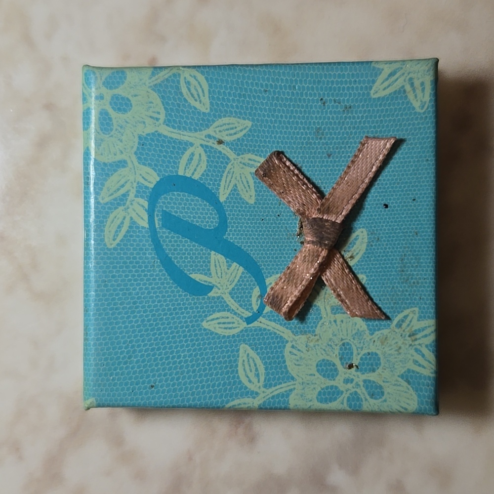 Pout Eyeshadow Miss Brazil Violet And Gold.